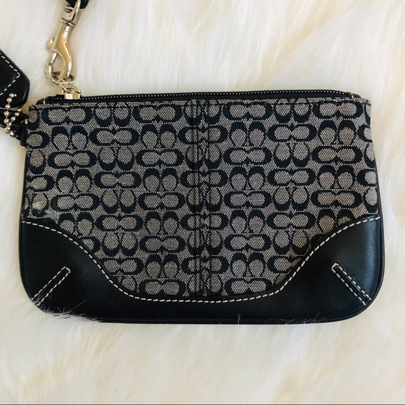Coach Handbags - ⭐️Coach wristlet⭐️